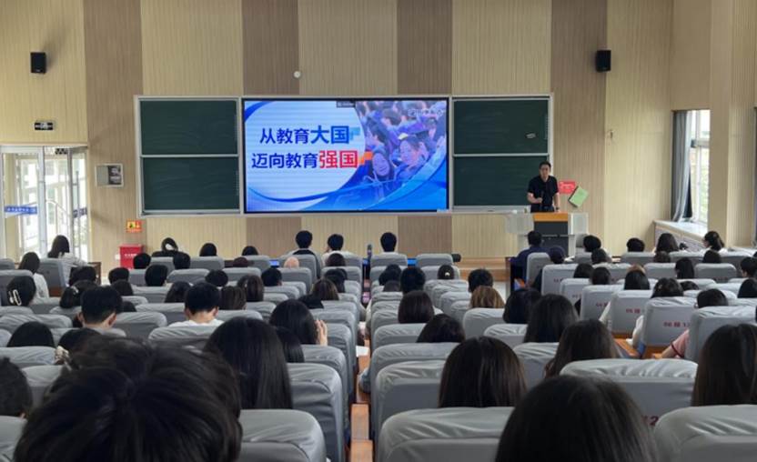 党委常委、副校长左国防教授讲授形势政策课 